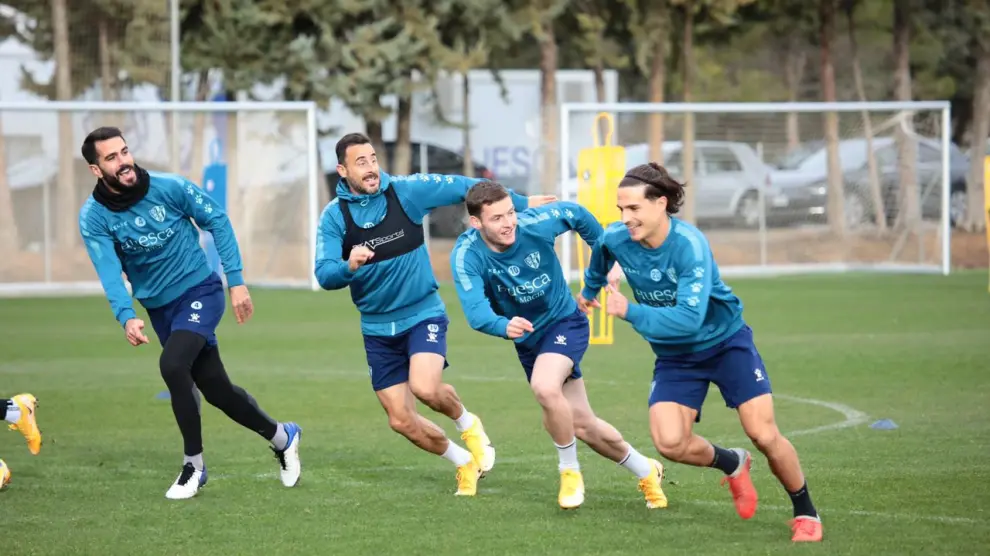 Varios jugadores de la SD Huesca, durante el entrenamiento del lunes.