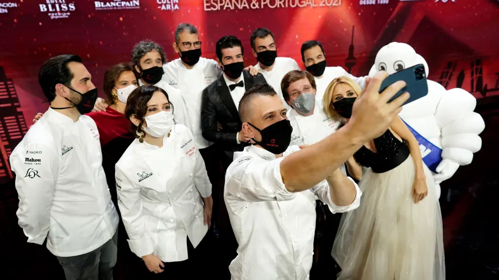 Dabiz Muñoz hace un selfi con sus compañeros, la presidenta de la Comunidad y el Ayuntamiento madrileños.