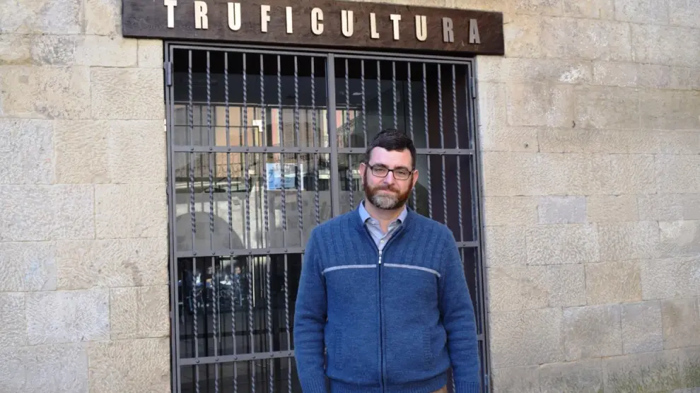 El presidente de la Asociación de Truficultores y Recolectores de Trufa de Aragón, David Royo, en la puerta del mercado de Graus.