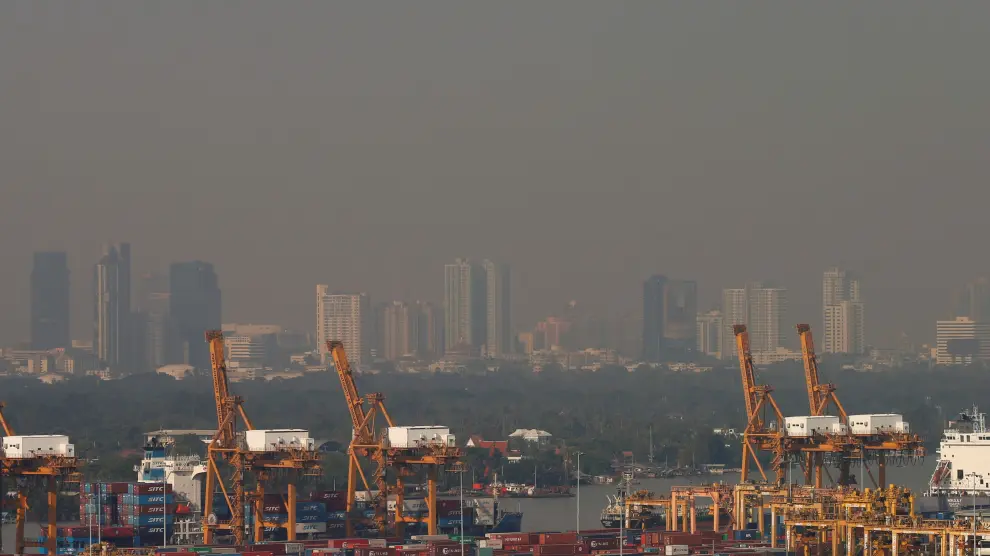 Una nube contaminante, esta mañana, en Bangkok.