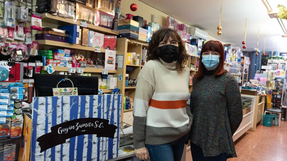 Eva y Carmen Gayán Zumeta, en el mostrador de la tienda que fundó su madre, en Pina de Ebro.