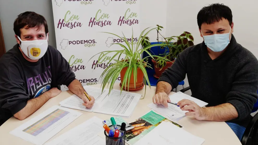 Los dos concejales de Con Huesca-Podemos-Equo en el despacho de su grupo municipal.