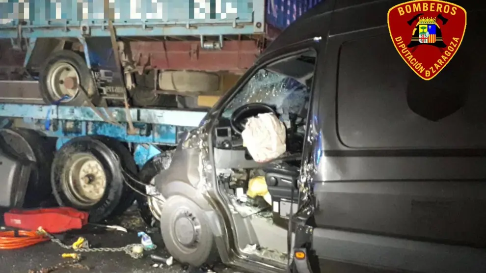 Herido el conductor de una furgoneta tras alcanzar a un camión en la A-2, a la altura de Ariza