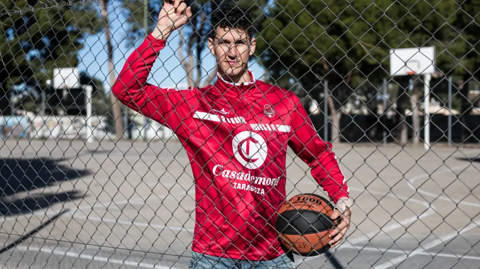 San Miguel posa con la pelota de baloncesto en el potrero del parque del Castillo Palomar en Zaragoza.