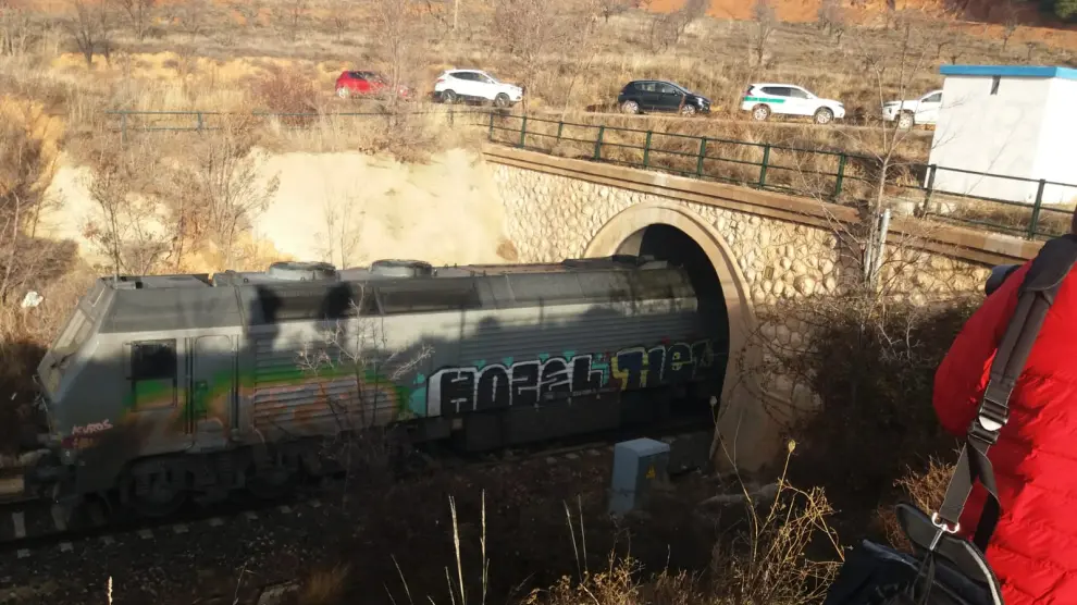 Una locomotora entra en el túnel para extraer el tren atrapado.