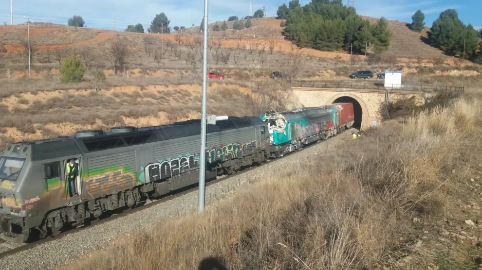 Una locomotora rescata al tren averiado en el túnel (Teruel).