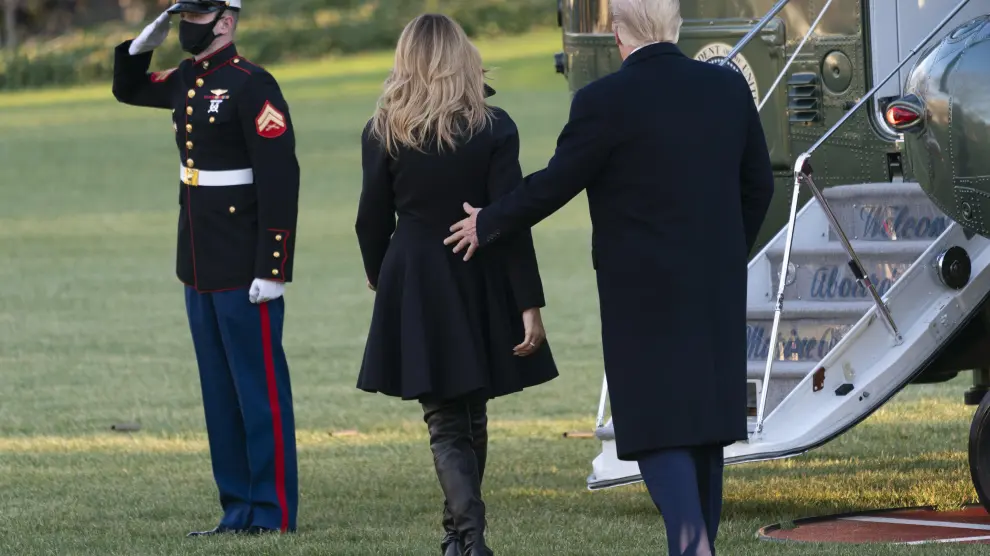 Trump y su esposa, Melania, abandonan la Casa Blanca para dirigirse a Mar-a-Lago