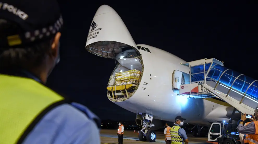 Un avión con la vacuna del coronavirus llega al aeropuerto de Singapur, en Asia.