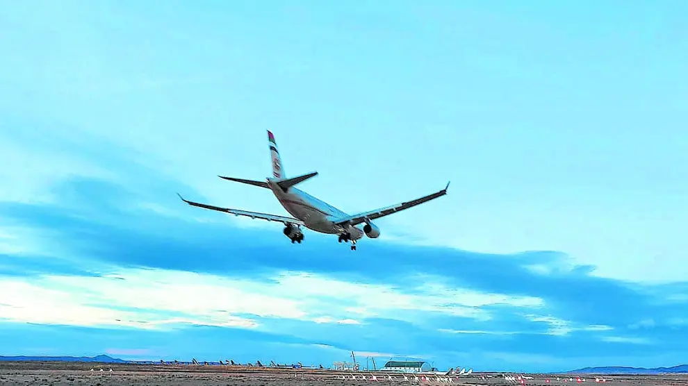 Un avión se dispone a tomar tierra en el la pista de aterrizaje del aeropuerto de Teruel