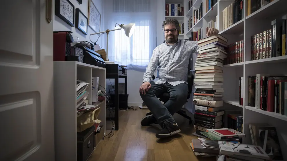 Sergio del Molino, rodeado de libros, en el estudio de su casa donde trabaja.