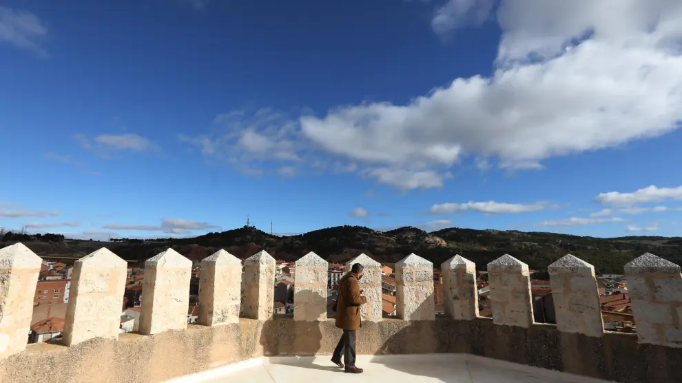 Un vecino se asoma desde la terraza de la torre de la Bombardera de Teruel.