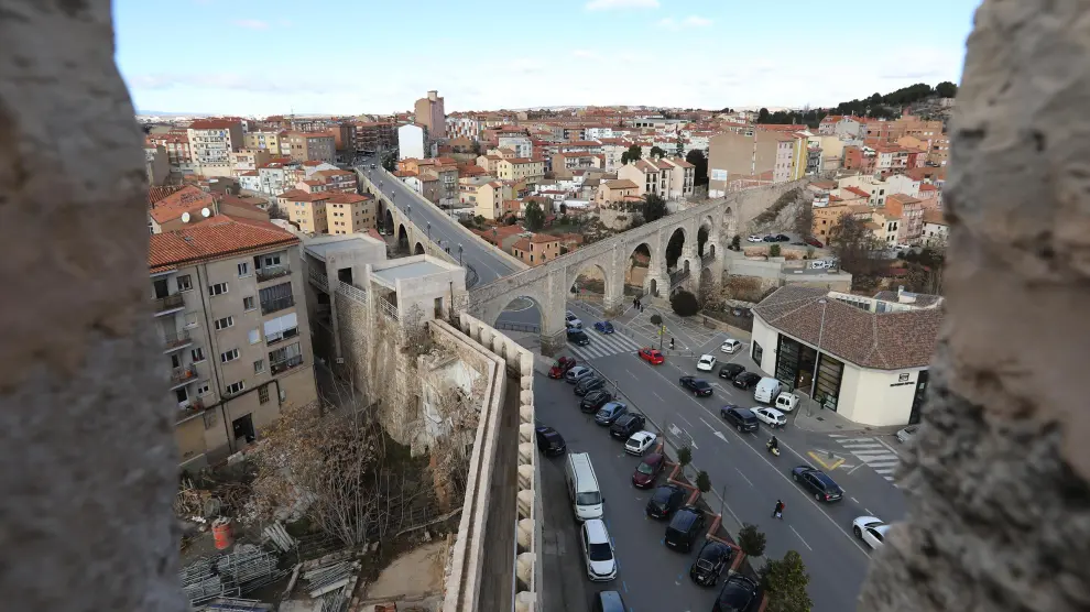 Vistas de Teruel desde la torre de la Bombardera, con el acueducto de Los Arcos en el centro.