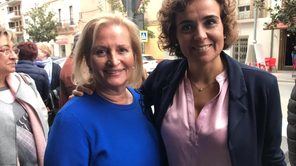 Celia Rajoy, a la izquierda, junto a Dolors Montserrat, portavoz del PP en el Parlamento Europeo, durante una visita a Barbastro.