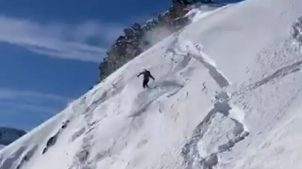 Momento en que se corta la placa de nieve y arrastra al esquiador montaña abajo.