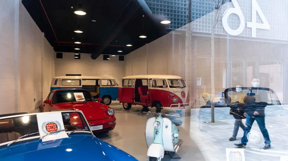 Exposición de coches de la Asociación Aragonesa de Clásicos Deportivos en La Torre Oulet de Zaragoza