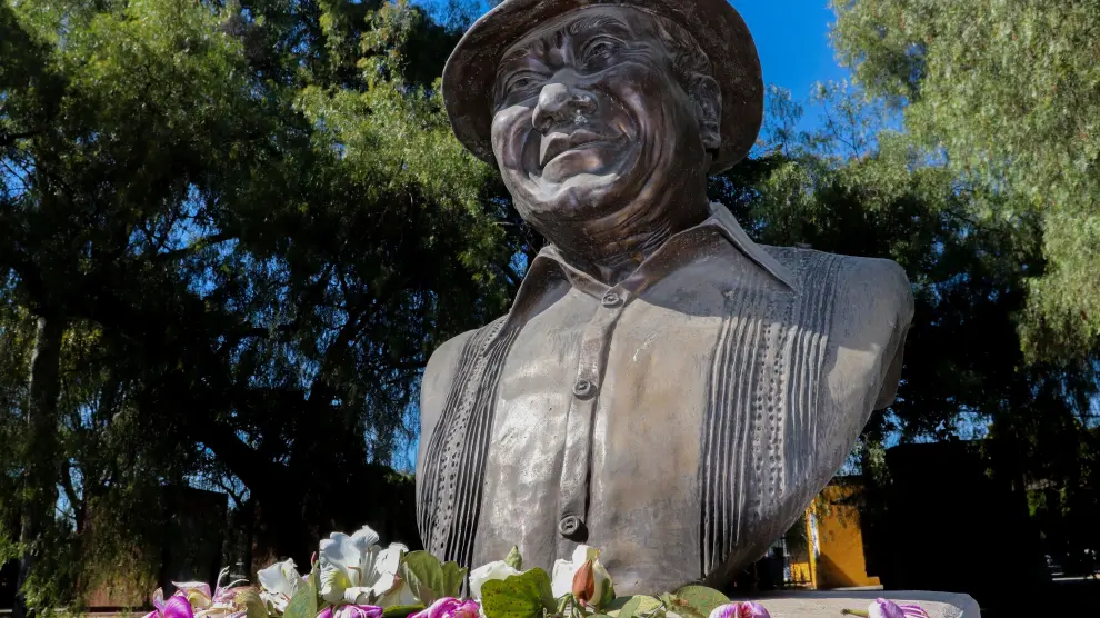 Flores junto a un busto de Armando Manzanero en México