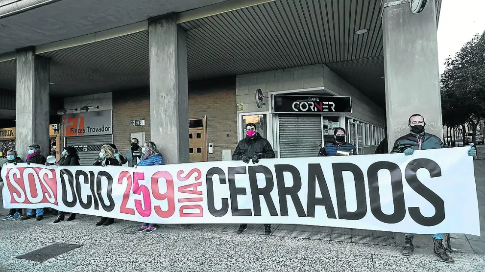 Protesta de los empresarios del ocio nocturno, ayer, frente a las Cortes.