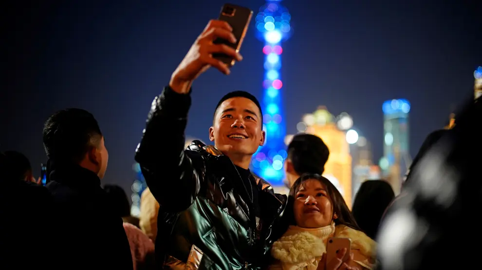 Dos jóvenes se sacan un selfi durante la Nochevieja en Shanghái, China.