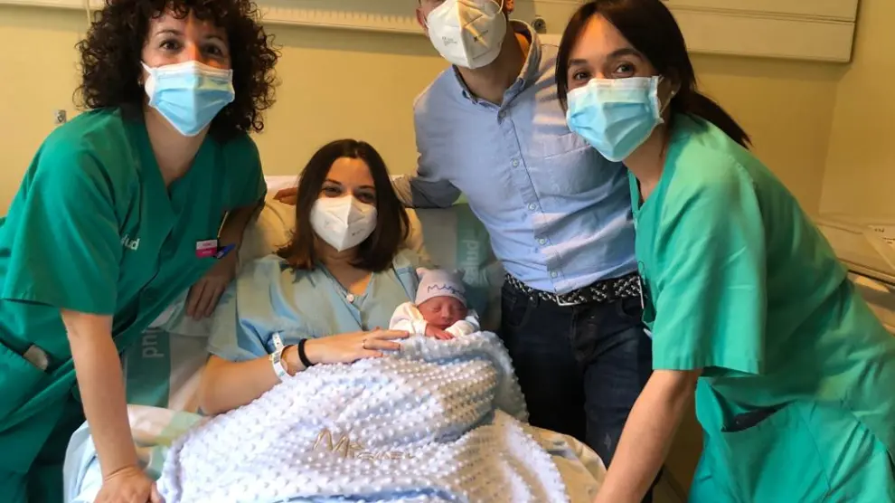 Miguel, el segundo bebé aragonés de 2020, junto a su familia y a los sanitarios.