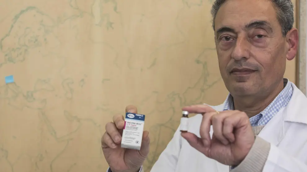Carlos Martín muestra la vacuna contra la tuberculosis MTBVAC que diseñó su grupo en la Facultad de Medicina de la UZ.