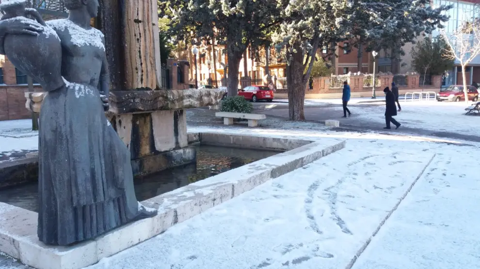 El entorno de la fuente de Torán, cubierto de hielo este martes.