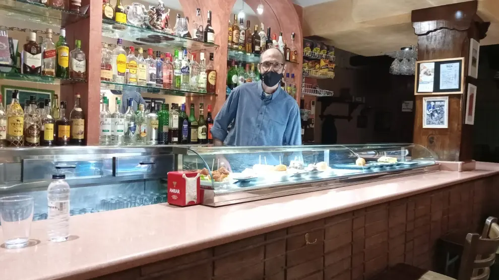 Mariano Ríos, en el bar Riga de Alagón.