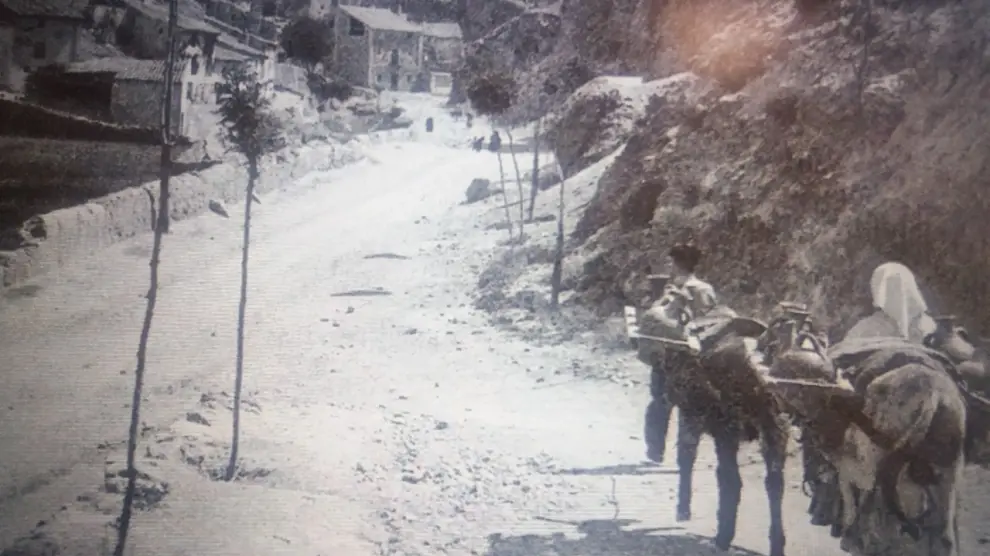 Transporte de agua a lomos de burros en Teruel en 1910.