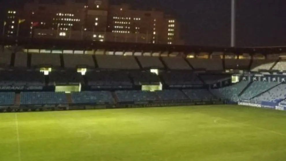 Estadio de La Romareda, en penumbra, a la espera del primer partido de 2021.