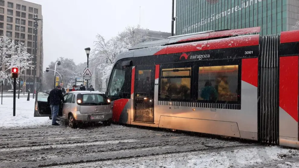 Incidencia de un coche y un tranvía a primera hora de este sábado por la nieve en Zaragoza