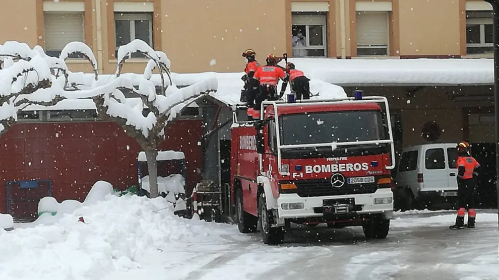 Los Bomberos de la DPT retiran la nieve en el hospital San José de Teruel.