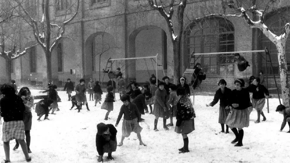 Niñas jugando con la nieve en el patio de un colegio en una nevada en los años 50 del pasado siglo.