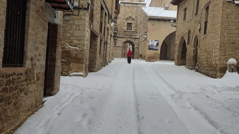 Las calles de Cantavieja, cubiertas por 50 centímetros de nieve.