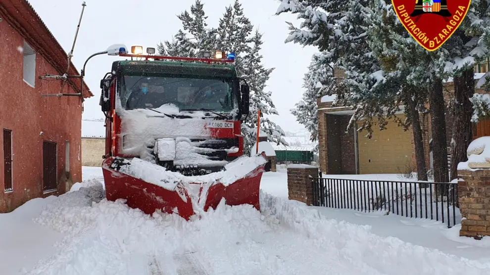 Operativo especial puesto en marcha por la DPZ para despejar las carreteras tras la nevada.