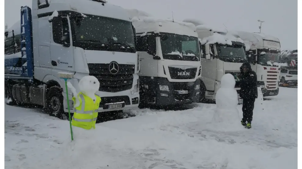 Los camioneros pasaron el tiempo haciendo muñecos de nieve las primeras horas que quedaron atrapados.