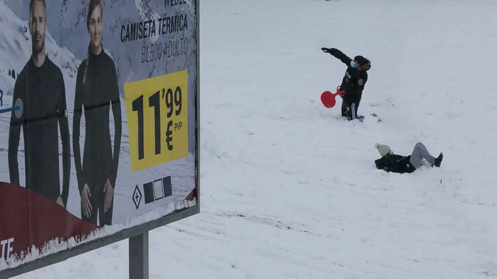 Un cartel anuncia camisetas térmicas en plena nevada.