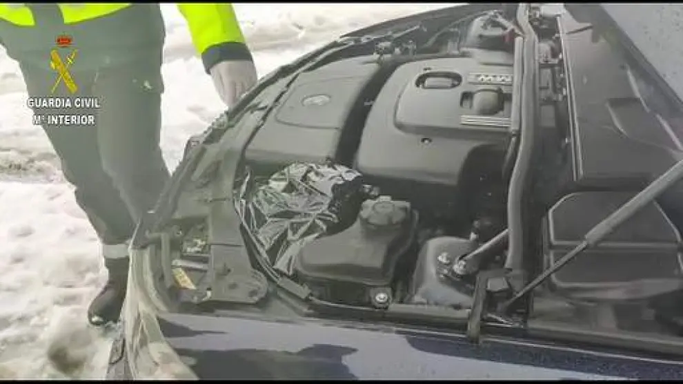La Guardia Civil encontró la droga oculta en diversas partes del vehículo.