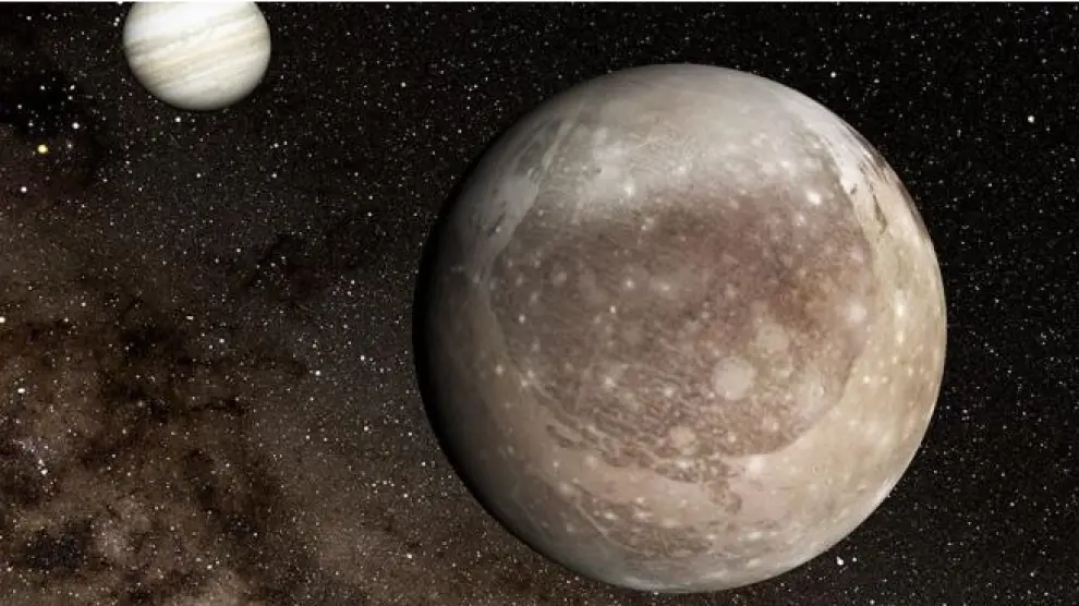 La luna Ganímedes en primer plano, con Júpiter al fondo.