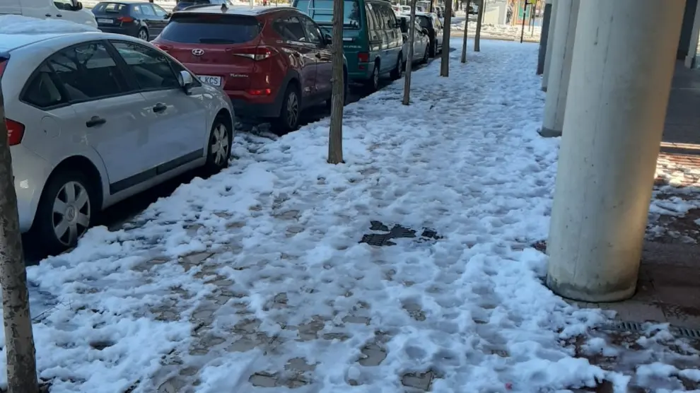 Nieve y hielo en una calle del barrio zaragozano de Valdespartera, este martes