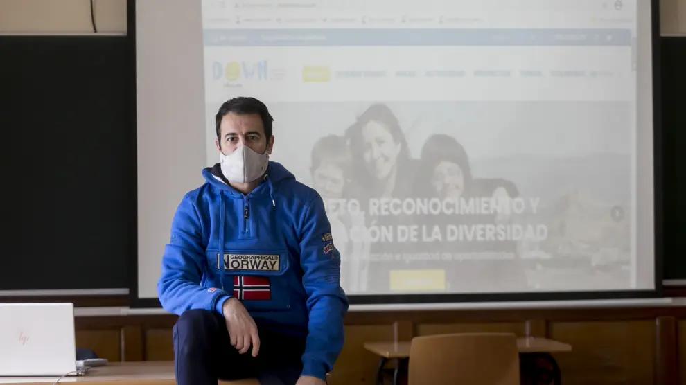 Jorge Arbués, en la Facultad de Ciencias Humanas y de la Educación de Huesca, donde también imparte clases como profesor asociado