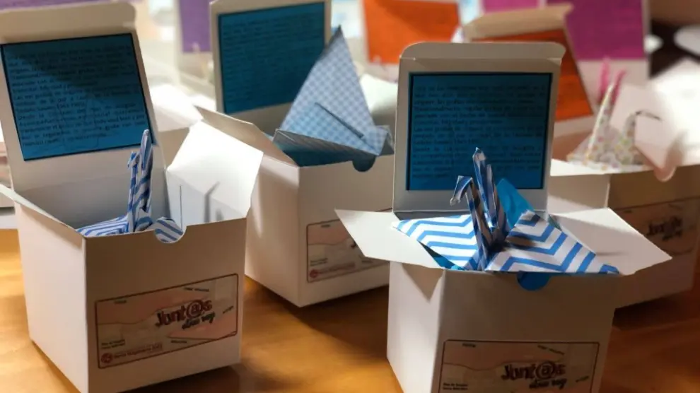 Los profesores encontraron en sus mesas grullas de papiroflexia personalizadas