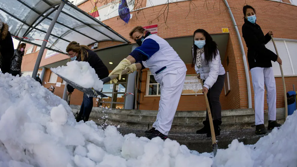 Madrid aplaza al miércoles la apertura de los colegios por la nevada