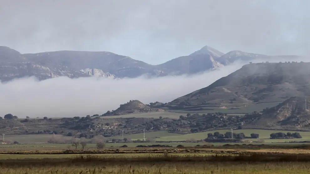 Niebla en Esquedas, en La Hoya de Huesca, que actúa como una capa térmica, conservando la temperatura del ambiente. rafael gobantes.