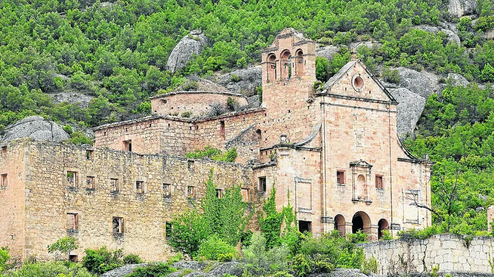 El monasterio del Desierto de Calanda, en la foto, está enclavado en un pinar.