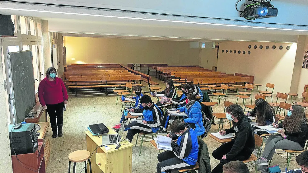 Los alumnos del centro María Auxiliadora dan clase en la capilla ante la falta de espacios.