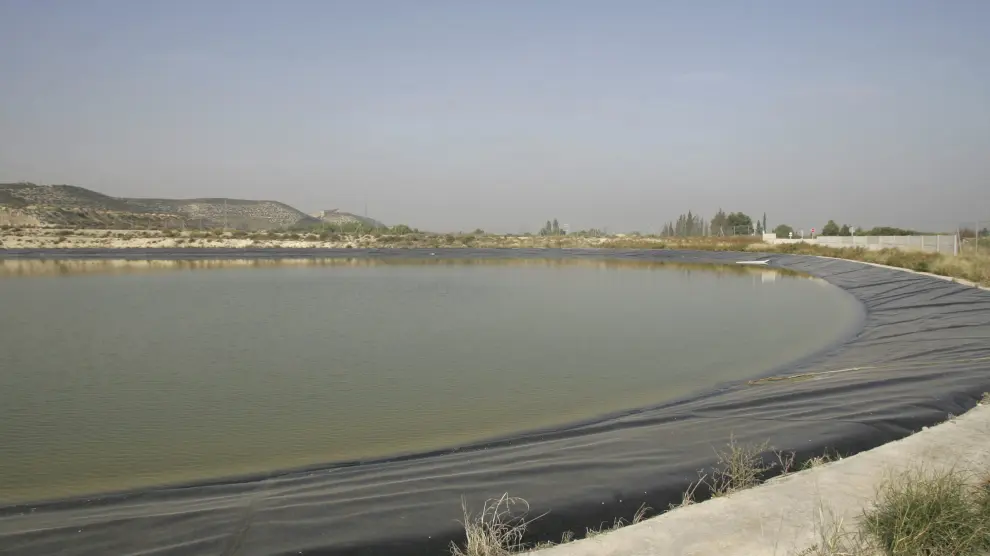 La Guadia Civil halló los residuos junto a las balsas de abastecimiento de agua de boca a El Burgo de Ebro.