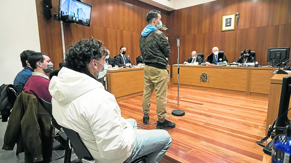 Los cuatro antifascistas, de entre 21 y 28 años, durante la primera sesión del juicio.