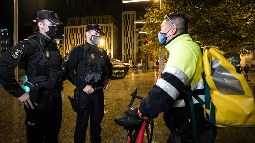 La Policía controla en Zaragoza el cumplimiento de las restricciones.