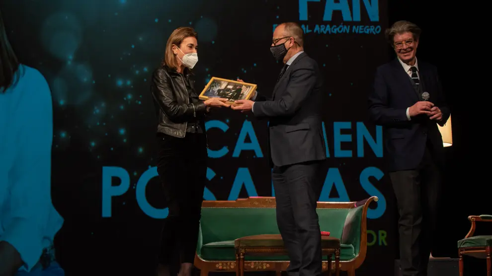 Carmen Posadas recibe el galardón de manos de Felipe Faci. A la derecha, Juan Bolea