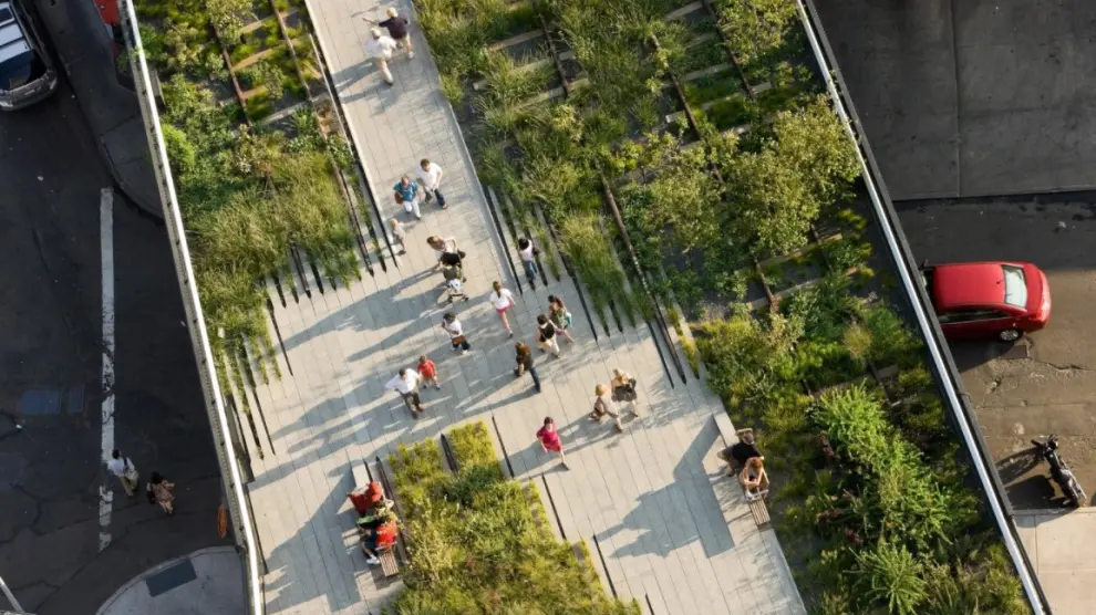 Imagen cenital del parque construido sobre vías en Nueva York.