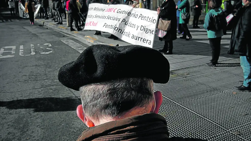 Concentración de pensionistas este lunes en Navarra en defensa del sistema público de pensiones.